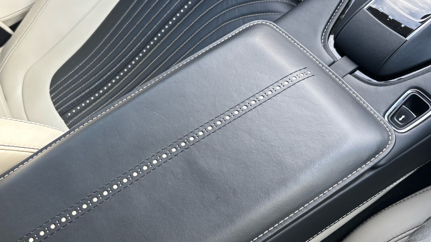 Used Aston Martin DB11 2017 for sale - 76627623: Photo 20