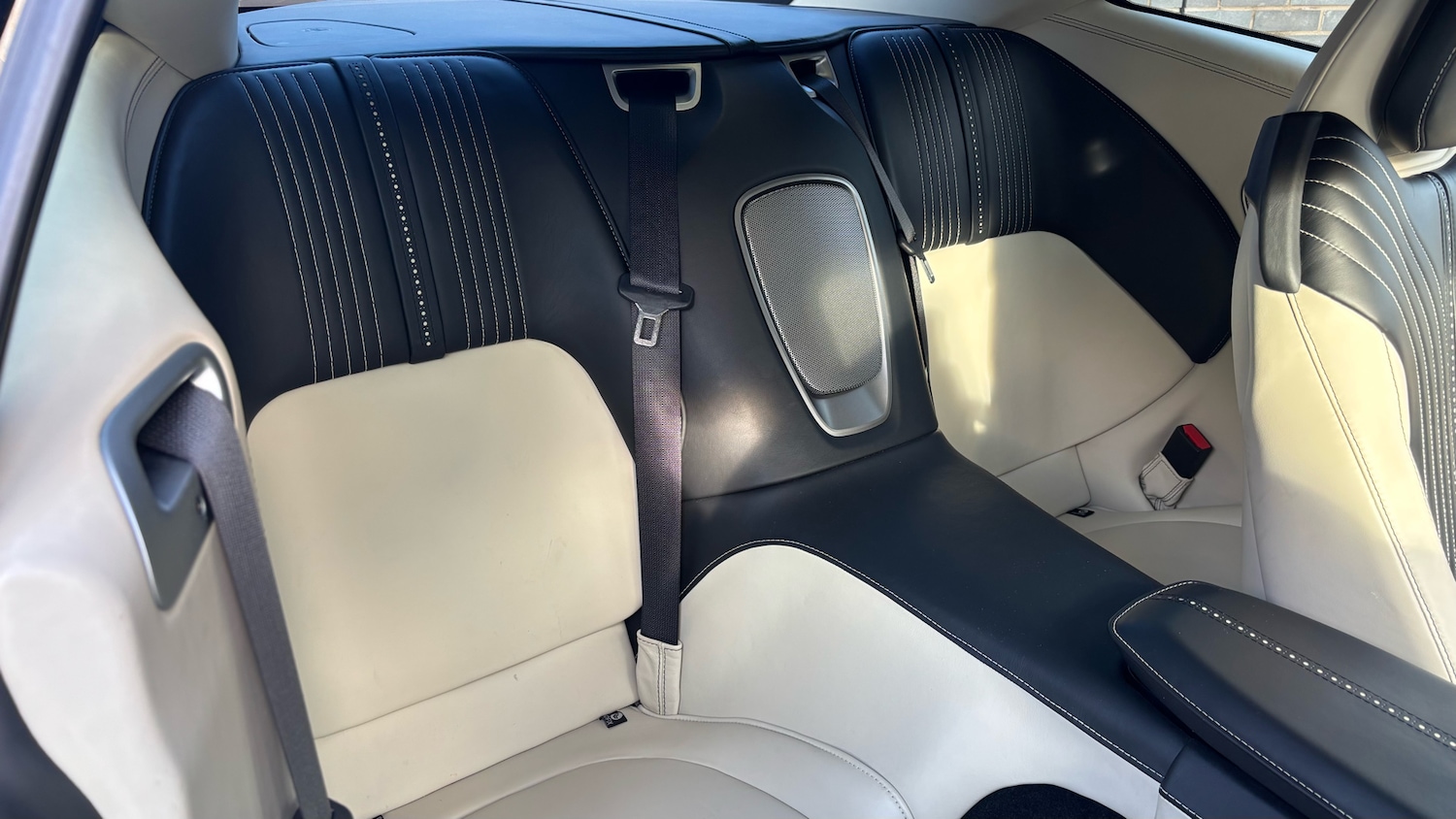 Used Aston Martin DB11 2017 for sale - 76627623: Photo 22