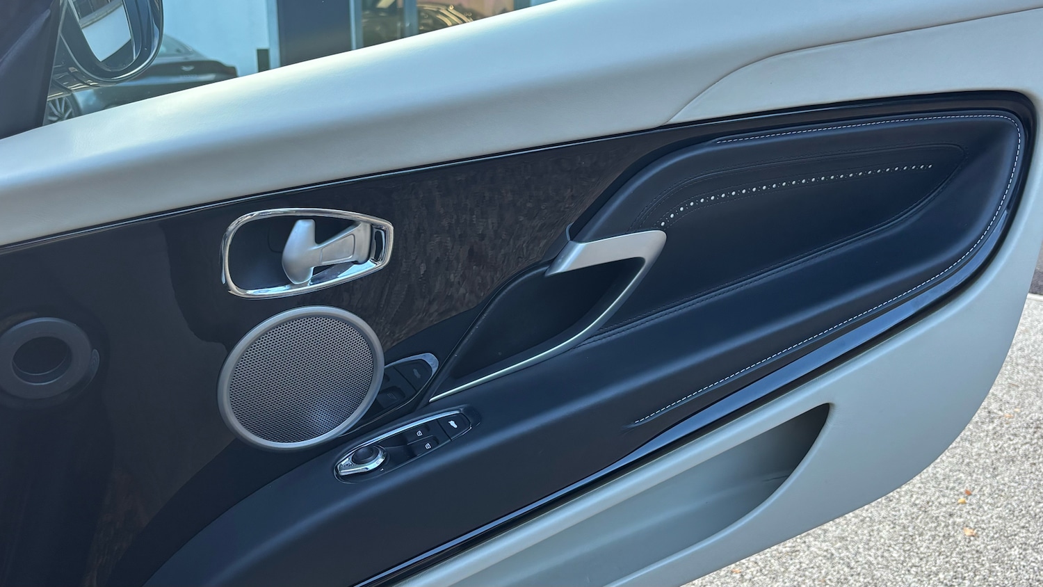 Used Aston Martin DB11 2017 for sale - 76627623: Photo 24