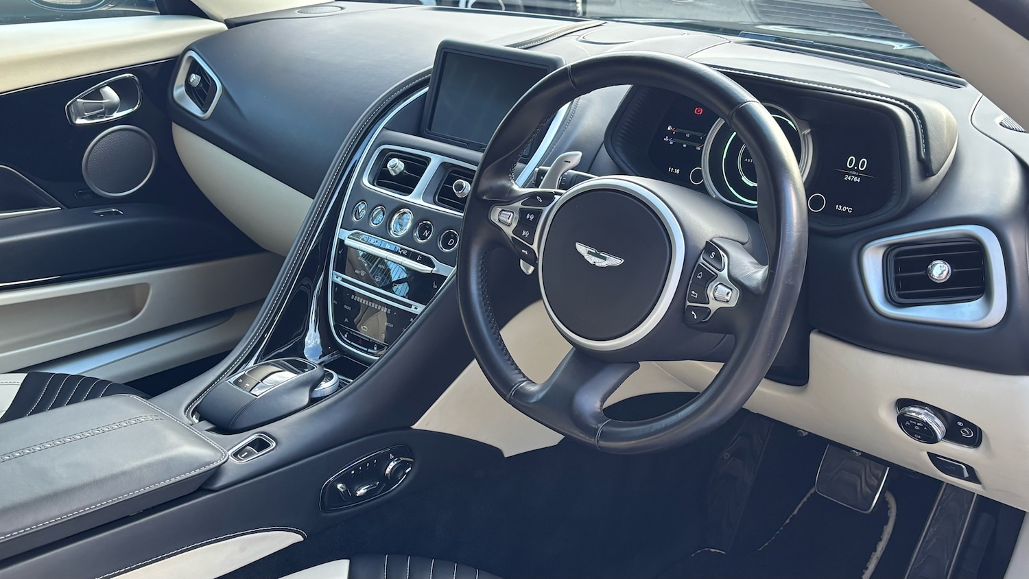 Used Aston Martin DB11 2017 for sale - 76627623: Photo 3