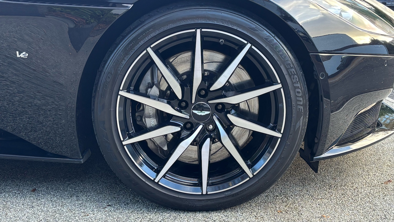 Used Aston Martin DB11 2017 for sale - 76627623: Photo 4