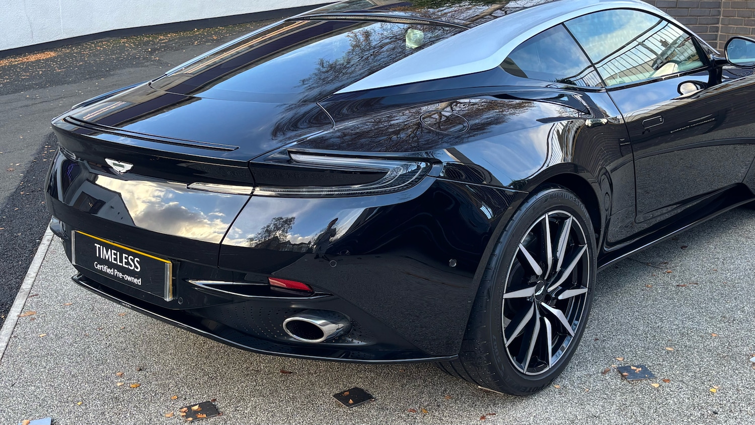 Used Aston Martin DB11 2017 for sale - 76627623: Photo 8