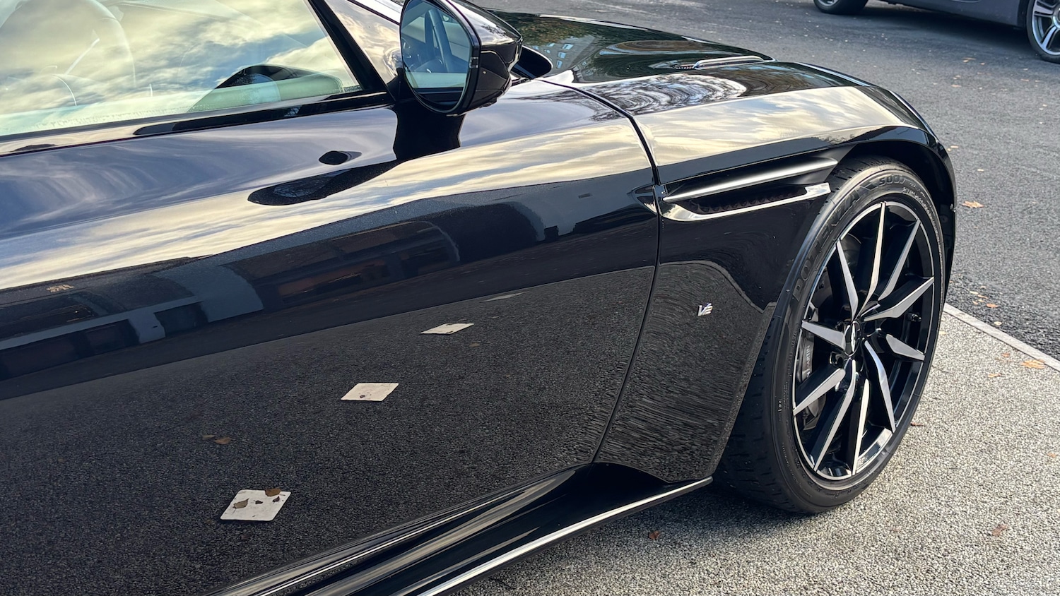 Used Aston Martin DB11 2017 for sale - 76627623: Photo 9