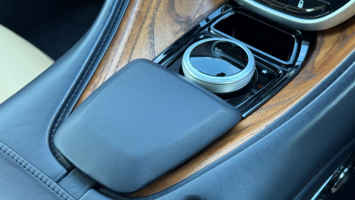 Used Aston Martin DB11 2023 for sale - 75899032: Photo 17