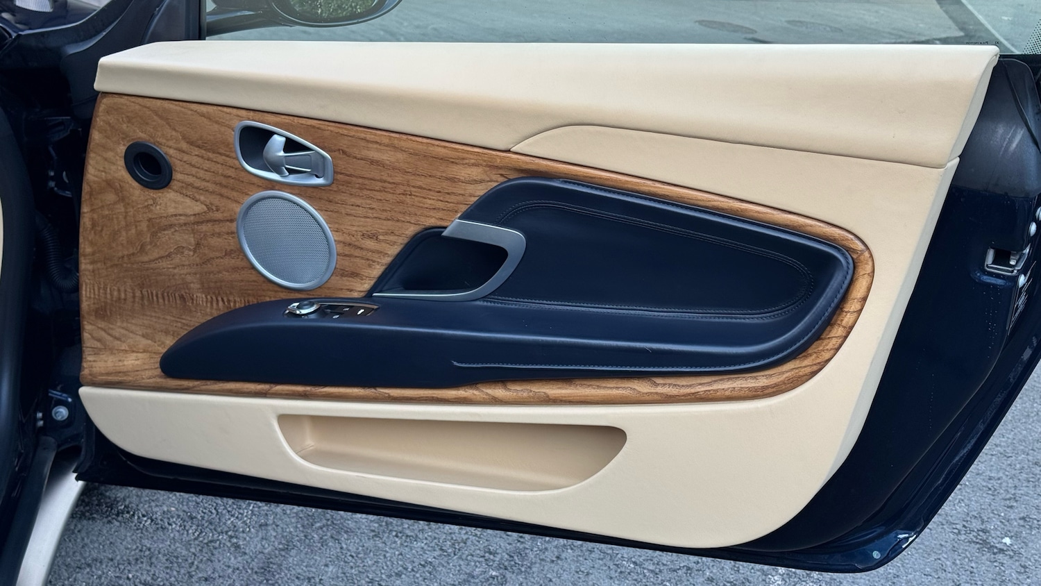 Used Aston Martin DB11 2023 for sale - 75899032: Photo 18