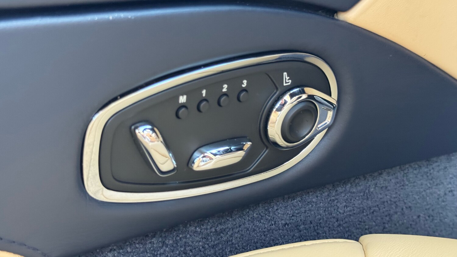 Used Aston Martin DB11 2023 for sale - 75899032: Photo 22