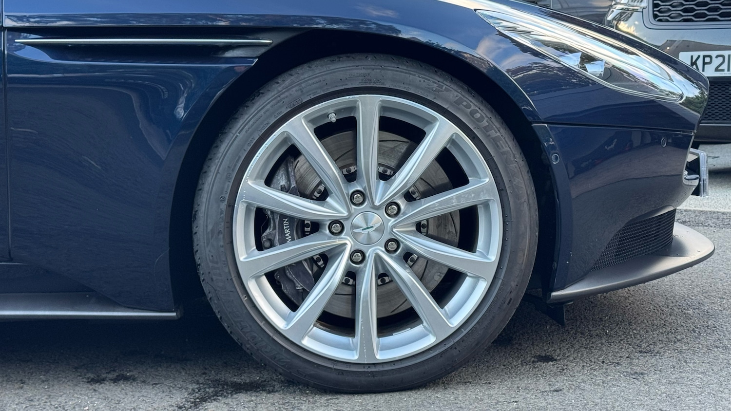 Used Aston Martin DB11 2023 for sale - 75899032: Photo 4