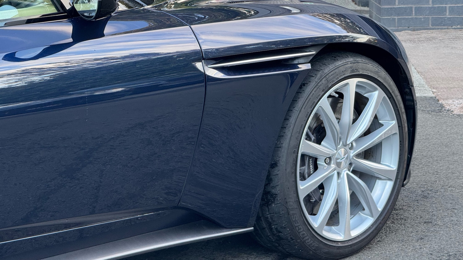 Used Aston Martin DB11 2023 for sale - 75899032: Photo 9