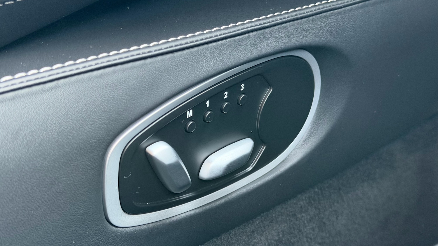 Used Aston Martin Vantage for sale - 77968558: Photo 21