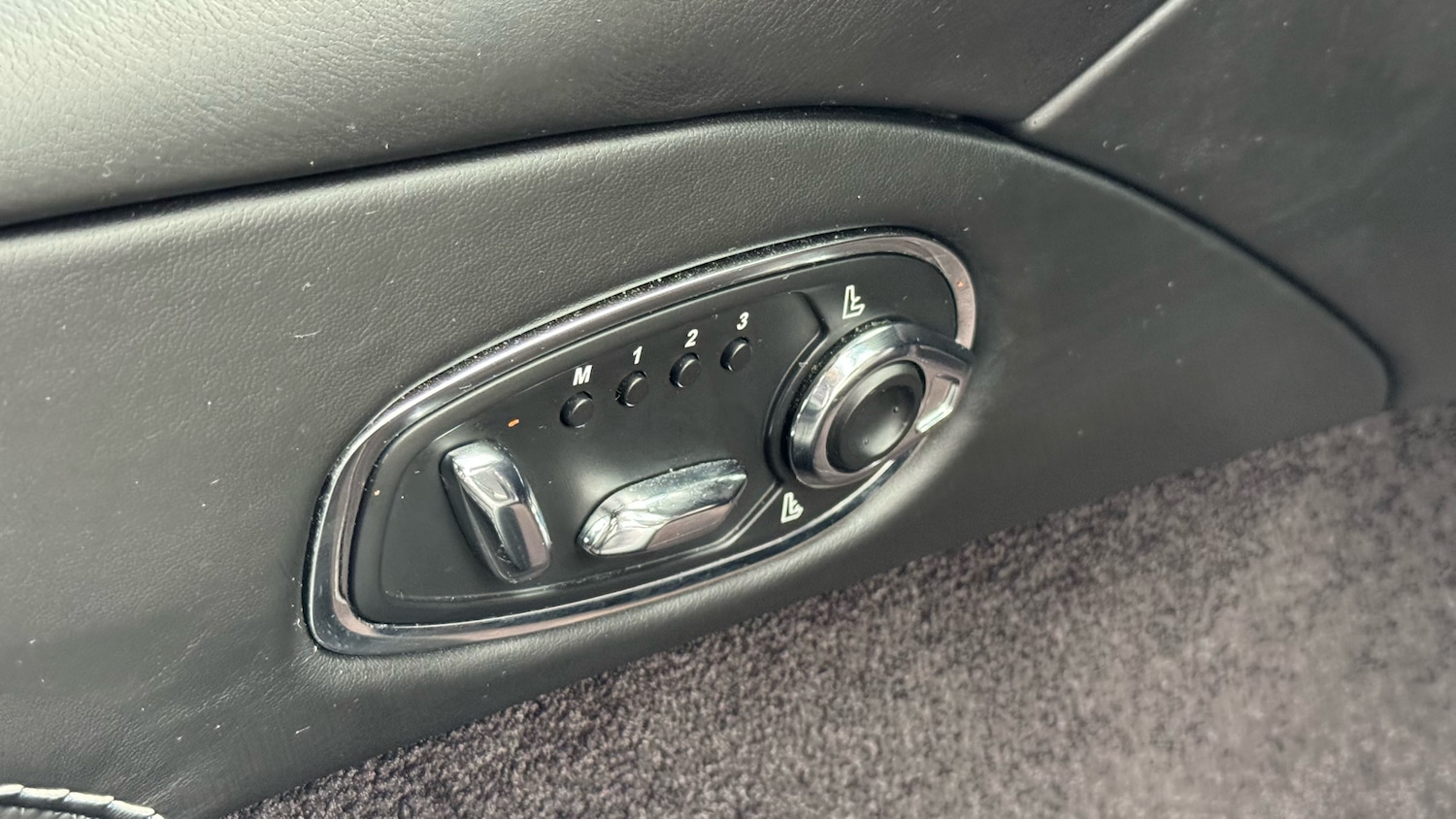 Used Aston Martin DB11 2019 for sale - 76164851: Photo 25