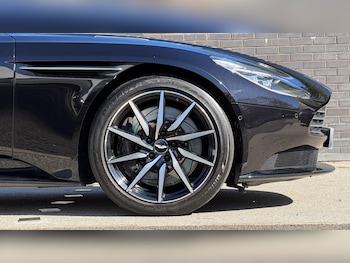 Used Aston Martin DB11 2017 for sale - 78489016: Photo