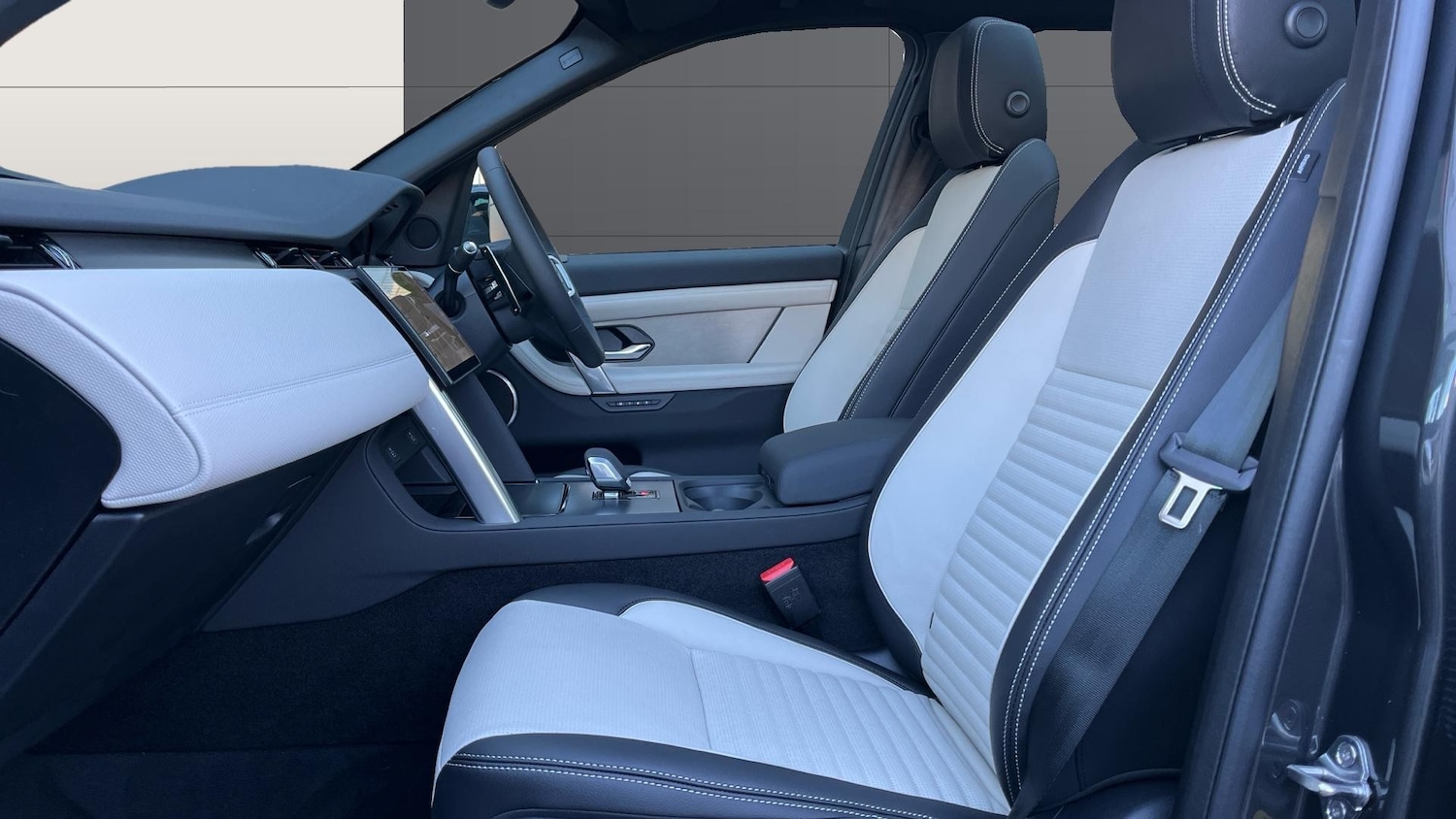 Used Land Rover Discovery Sport 2025 for sale - 76782546: Photo 3