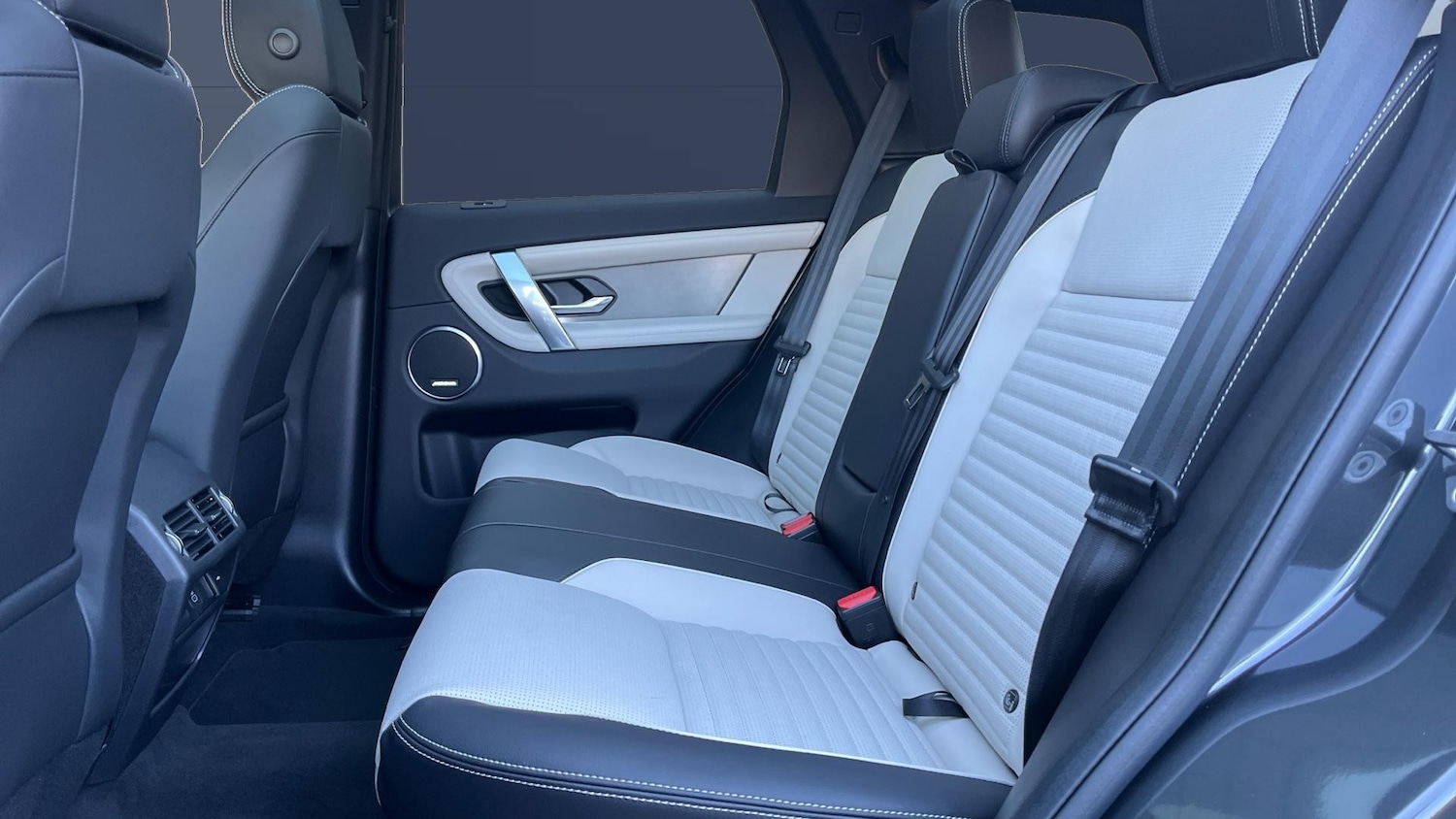 Used Land Rover Discovery Sport 2025 for sale - 76782546: Photo 4