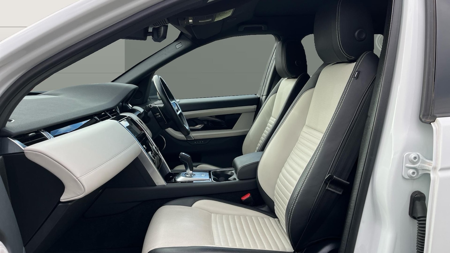 Used Land Rover Discovery Sport 2022 for sale - 76352400: Photo 3