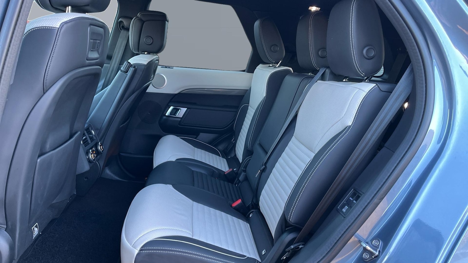 Used Land Rover Discovery 2023 for sale - 78101621: Photo 4