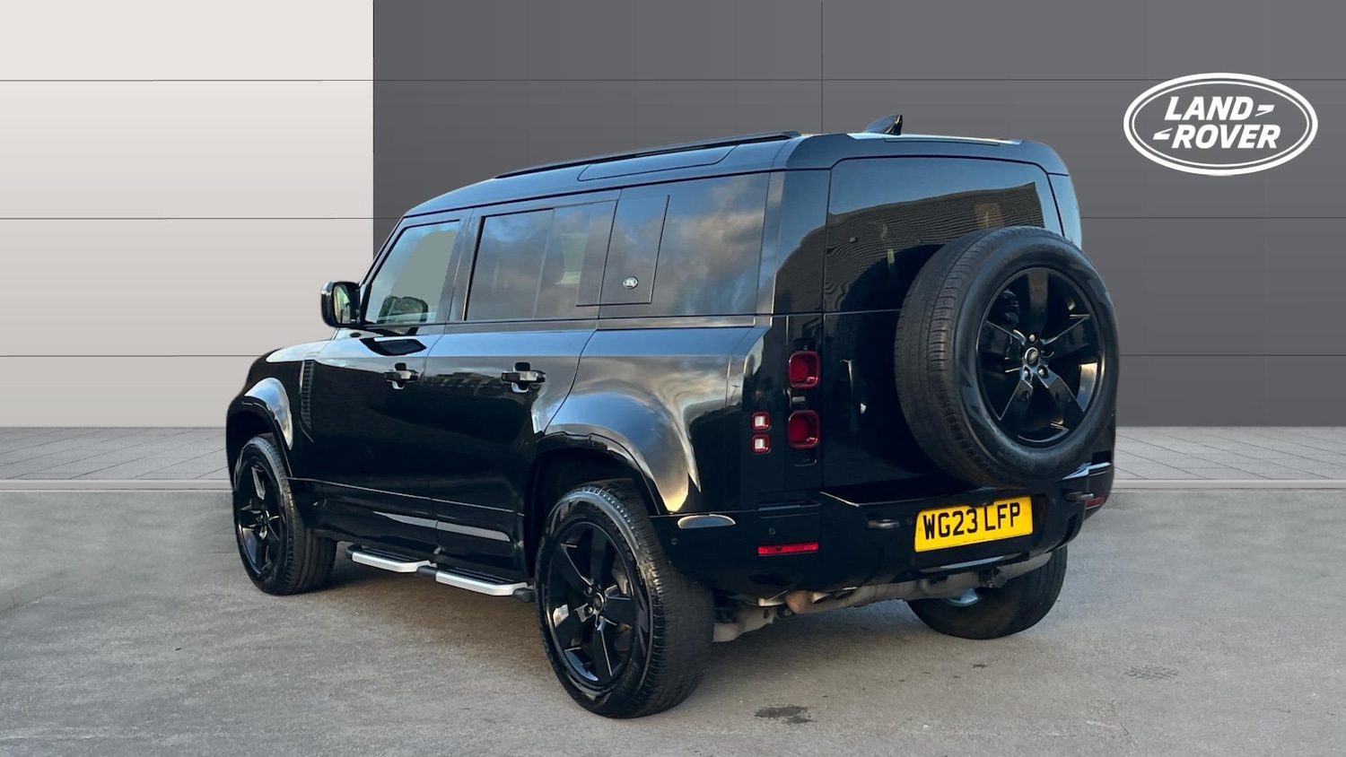 Used Land Rover Defender 2023 for sale - 76895240: Photo 2