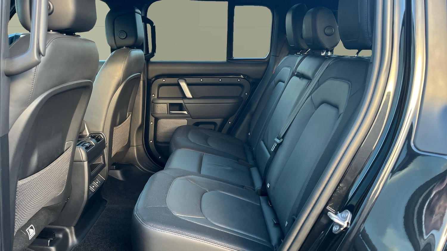 Used Land Rover Defender 2023 for sale - 76895240: Photo 4