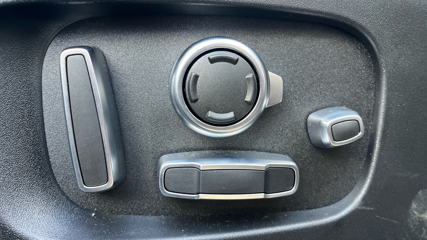 Used Land Rover Range Rover Velar 2025 for sale - 78166123: Photo 28