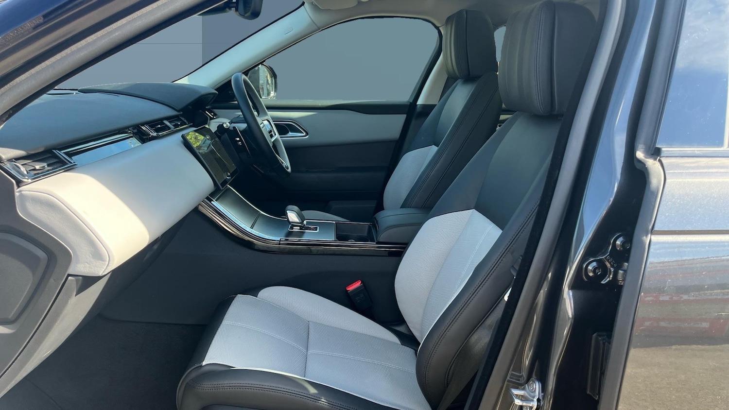 Used Land Rover Range Rover Velar 2025 for sale - 78166123: Photo 3