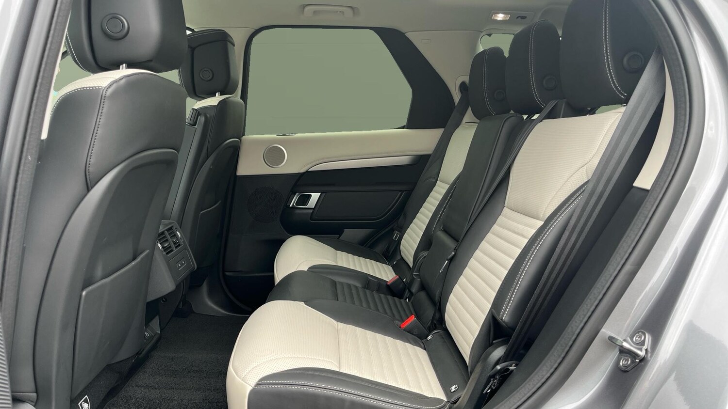 Used Land Rover Discovery 2025 for sale - 76234592: Photo 4