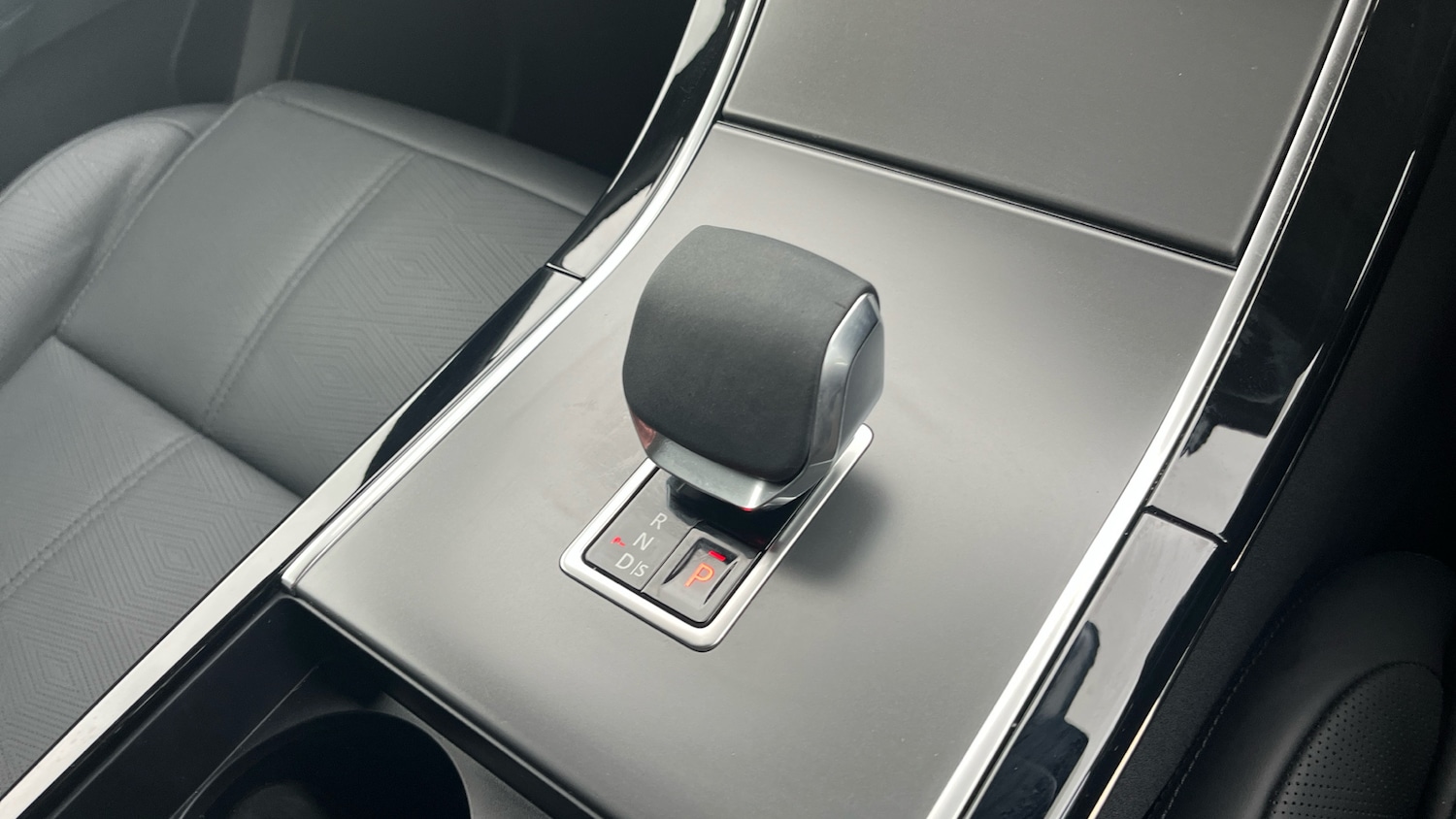 Used Land Rover Range Rover Velar 2024 for sale - 76430739: Photo 13