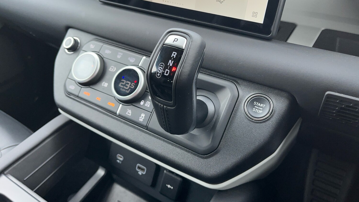 Used Land Rover Defender 2024 for sale - 76206520: Photo 13