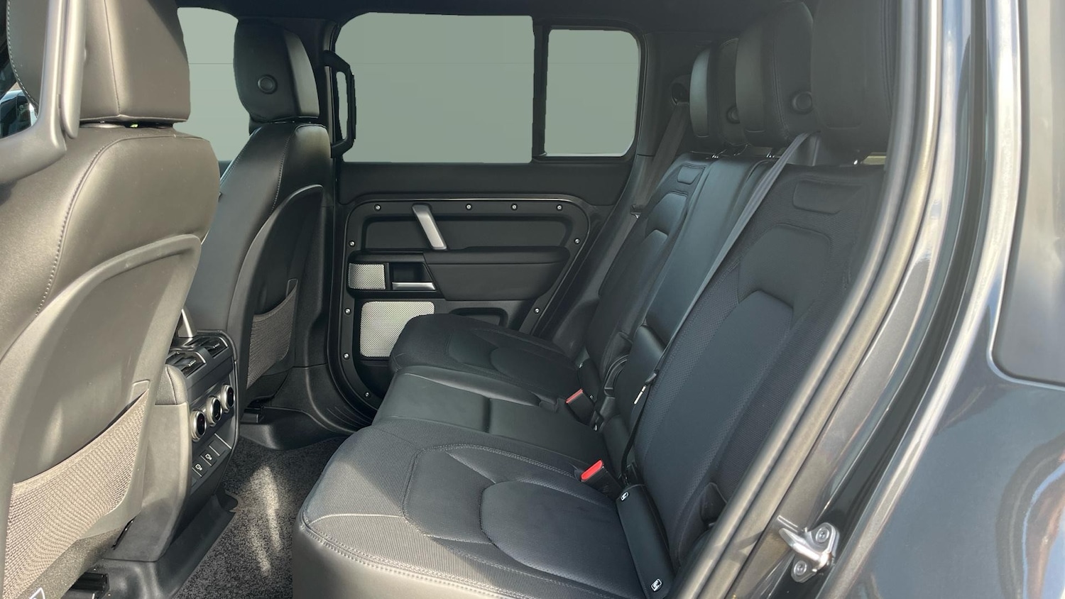 Used Land Rover Defender 2024 for sale - 76477756: Photo 4