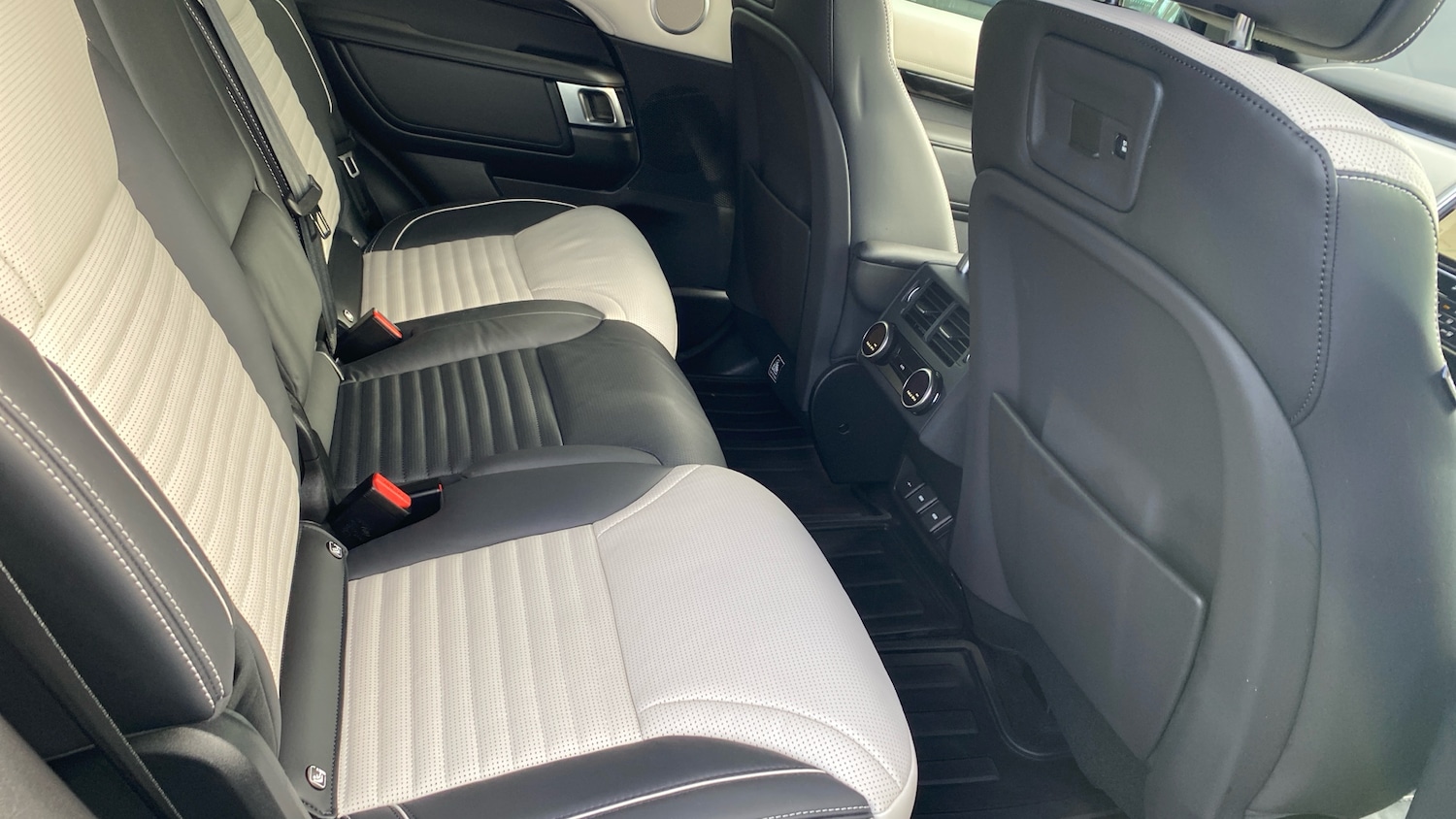 Used Land Rover Discovery 2023 for sale - 78149292: Photo 32