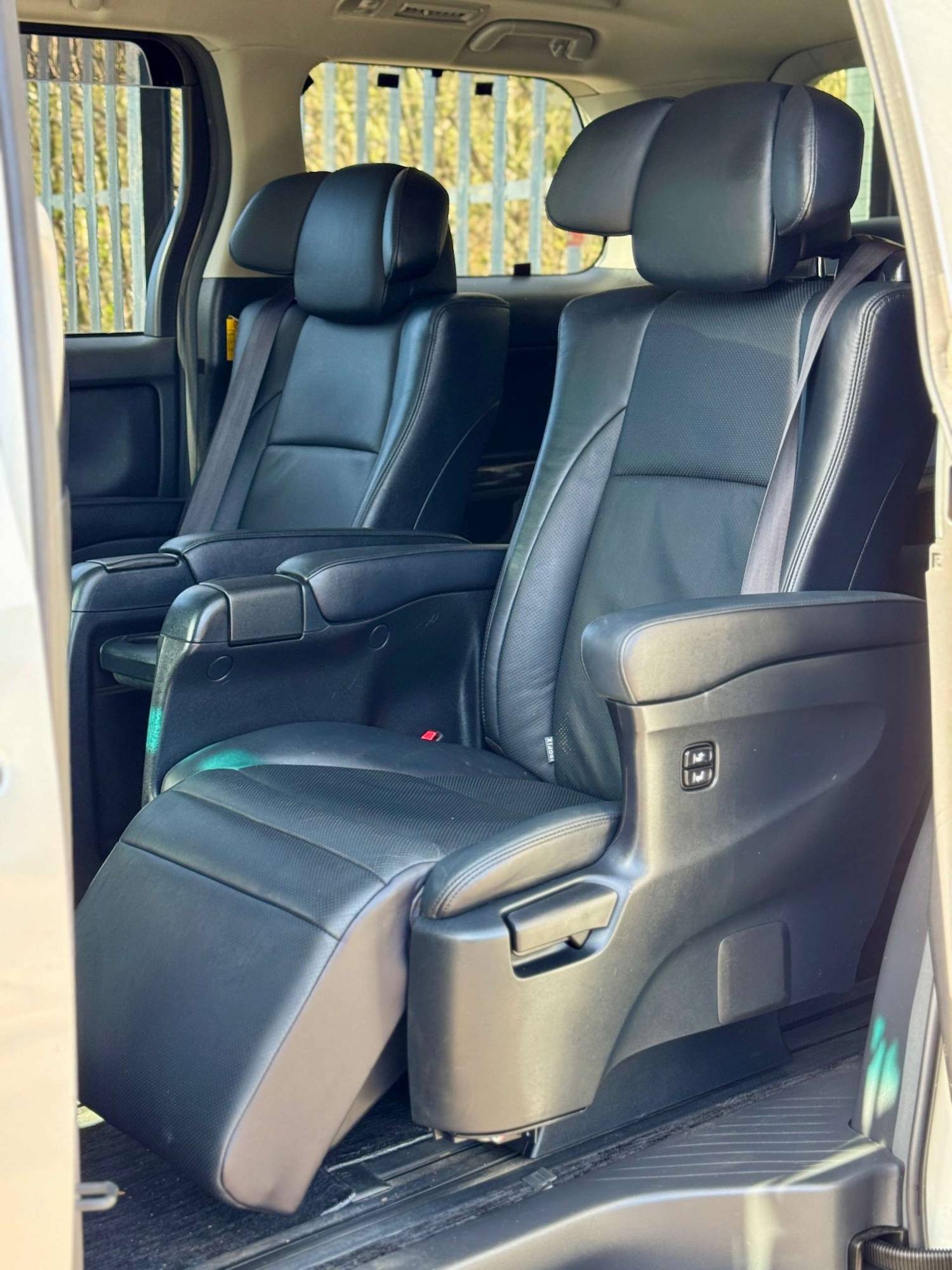 Used Toyota Vellfire 2013 for sale - 77422754: Photo 59