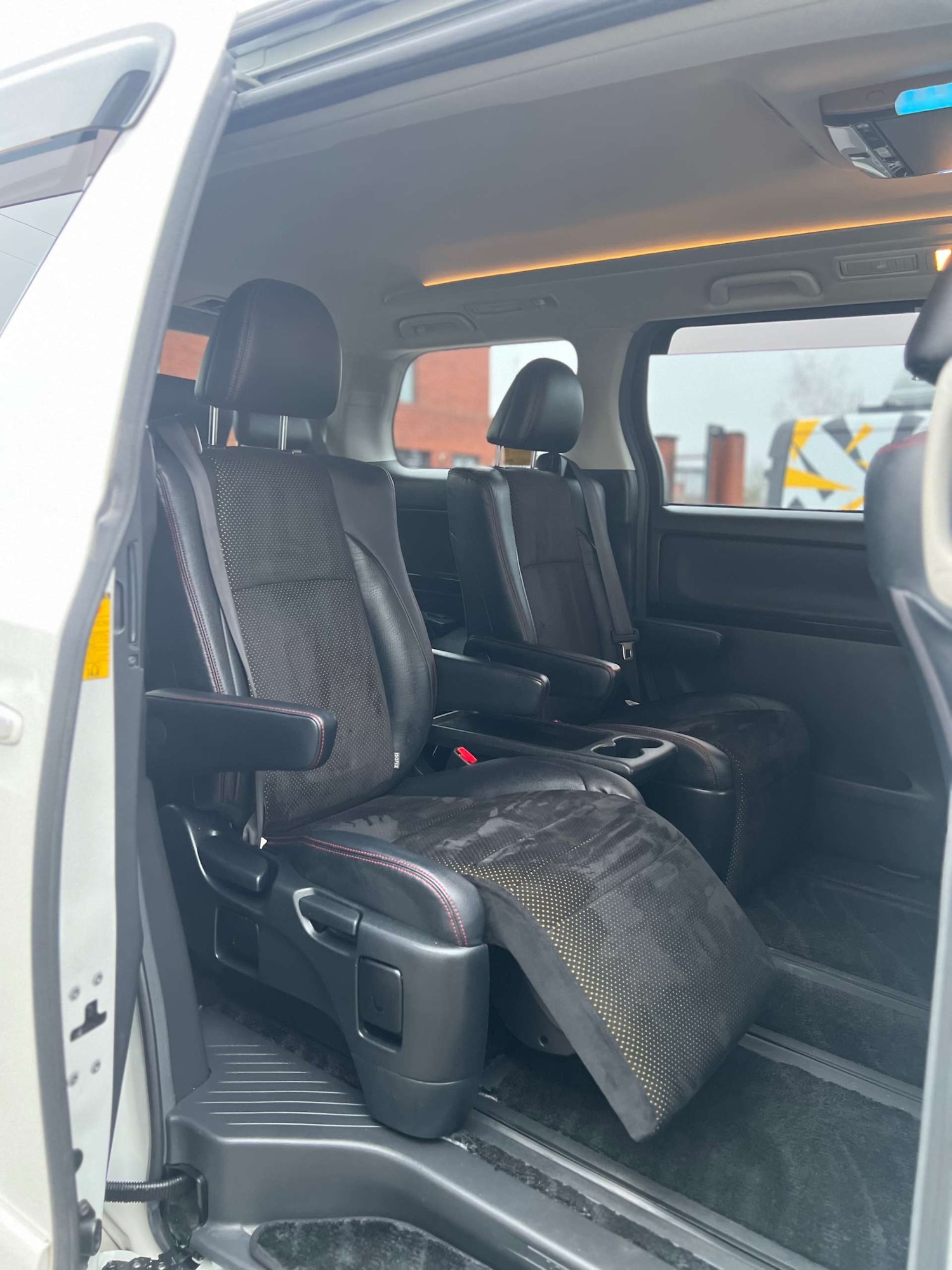 Used Toyota Vellfire 2014 for sale - 77437691: Photo 2