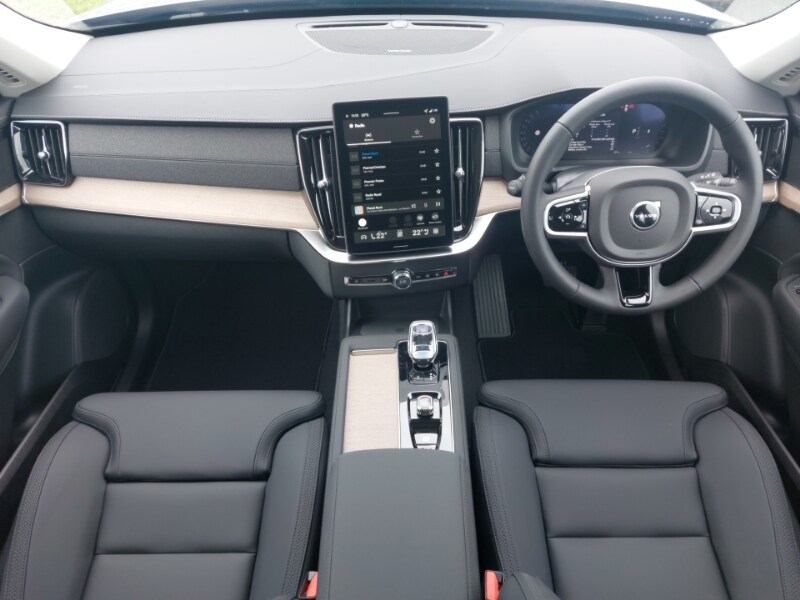 2025 Volvo XC90 2.0 B5P Plus Dark 5dr AWD Geartronic Estate Petrol Automatic - Picture 2 of 12
