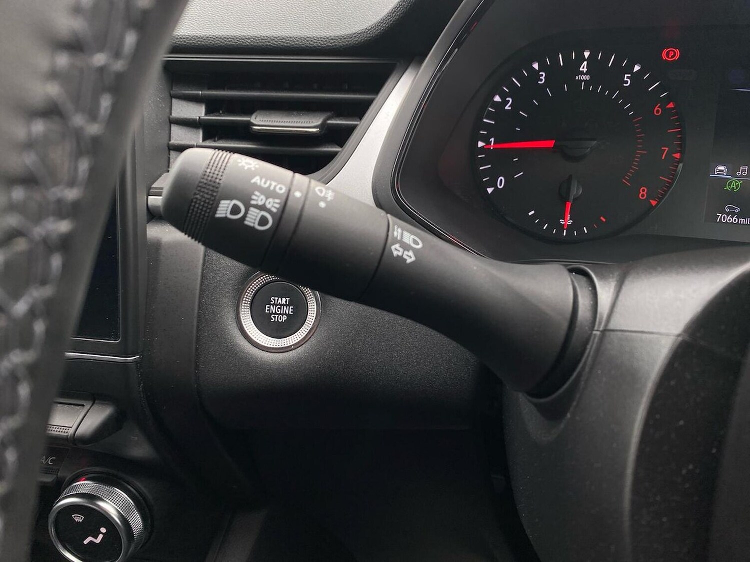 Used Renault Captur 2024 for sale - 76566574: Photo 29