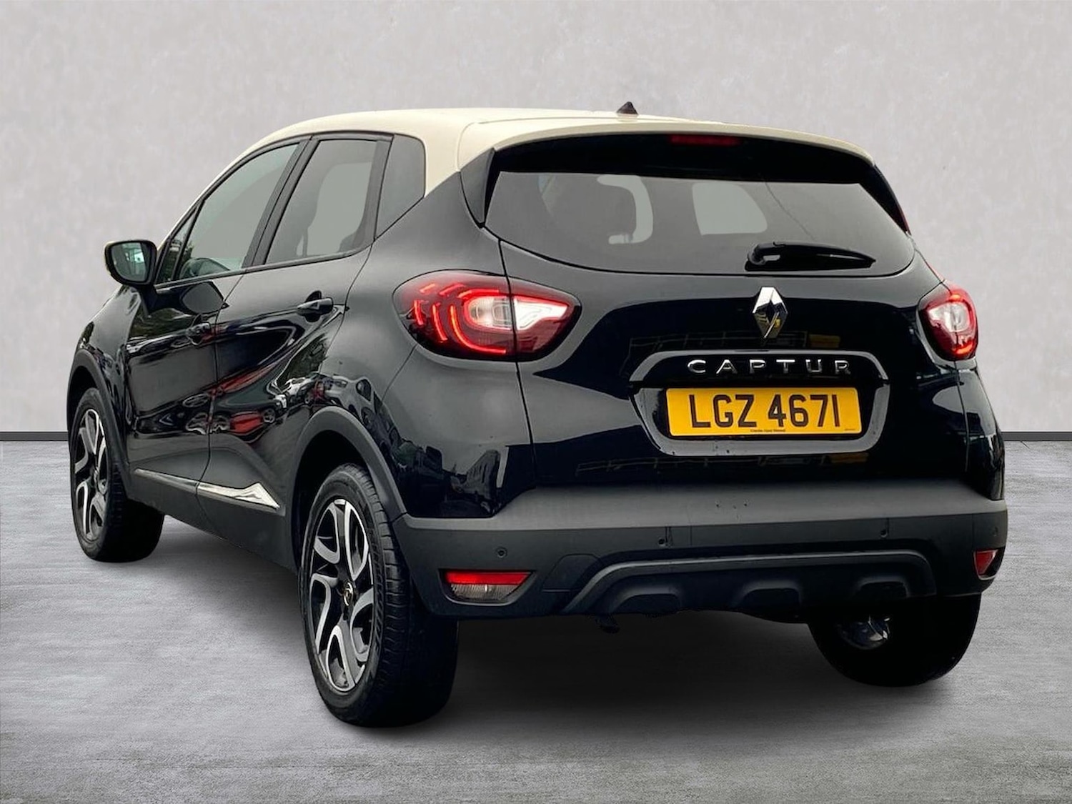 Used Renault Captur 2018 for sale - 76566585: Photo 2