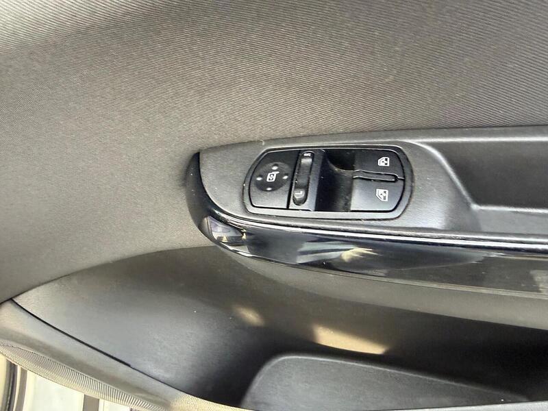 Used Vauxhall Corsa 2016 for sale - 77990176: Photo 31