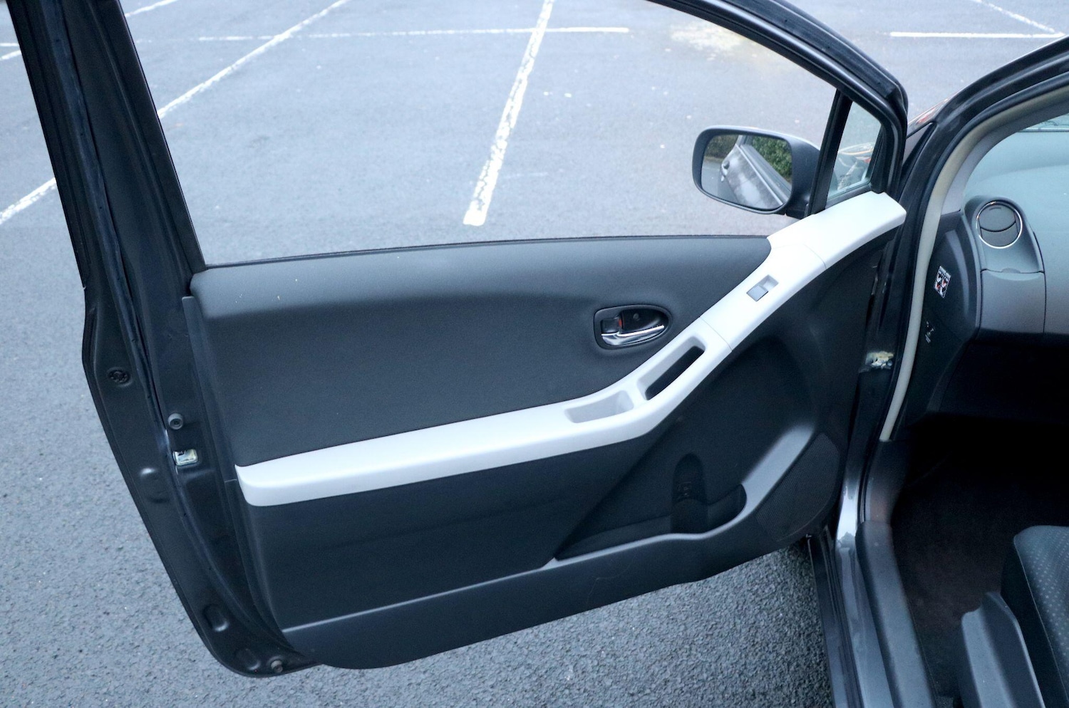 Used Toyota Yaris 2010 for sale - 77305499: Photo 36