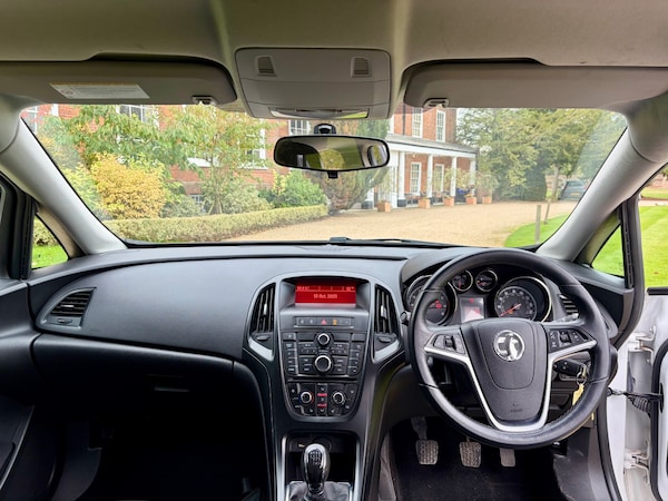 Used Vauxhall Astra 2015 for sale - 76306099: Photo 3