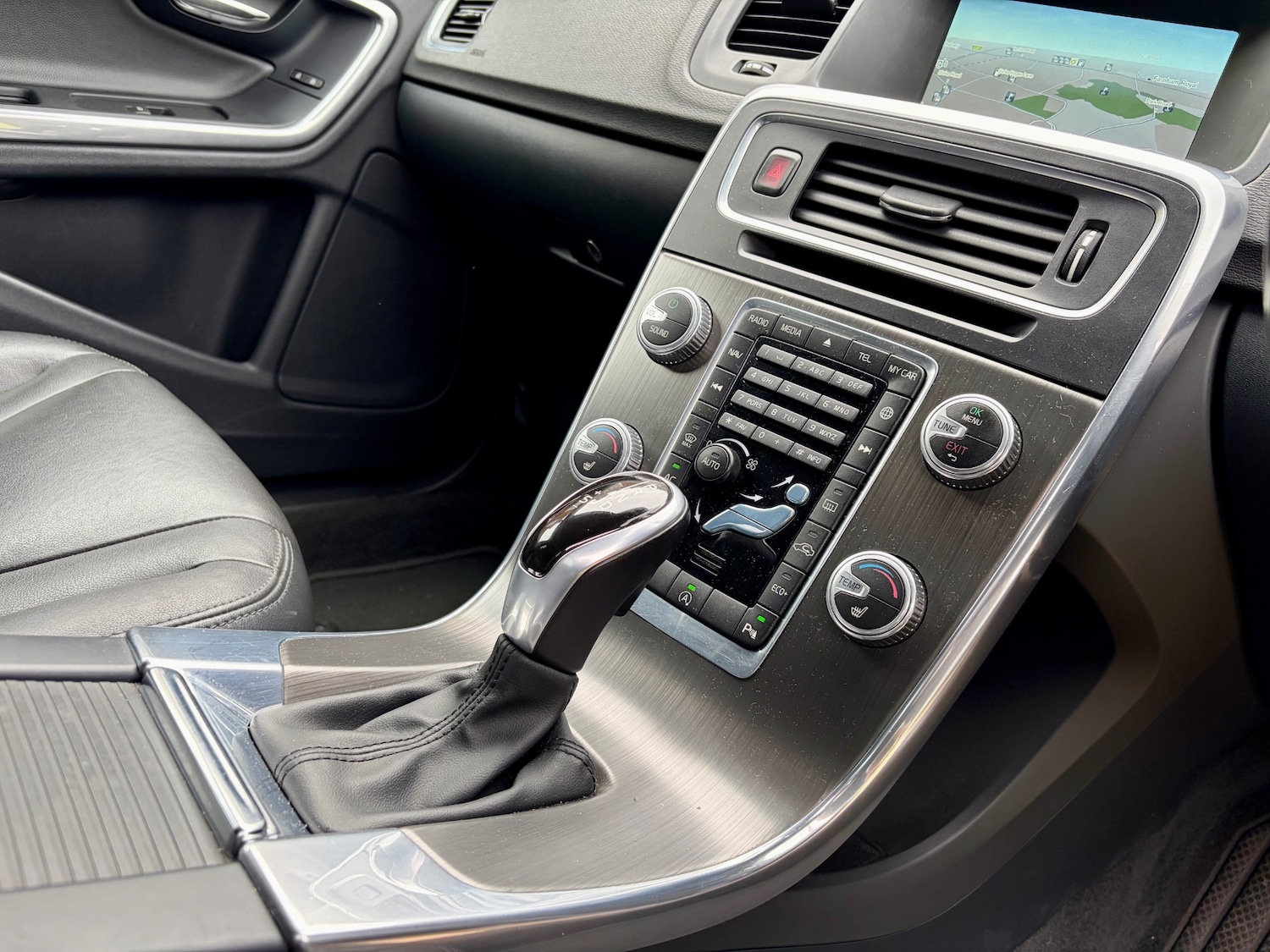 Used Volvo V60 2015 for sale - 76289648: Photo 37