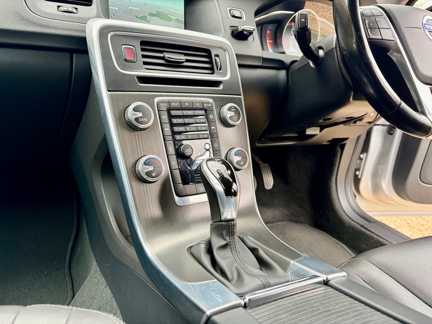 Used Volvo V60 2015 for sale - 76289648: Photo 5