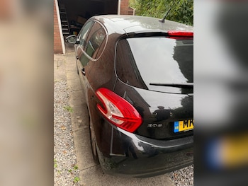 Used Peugeot 208 2015 for sale - 76323875: Photo 2