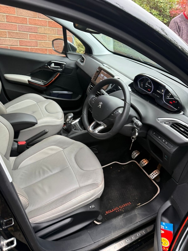 Used Peugeot 208 2015 for sale - 76323875: Photo 5