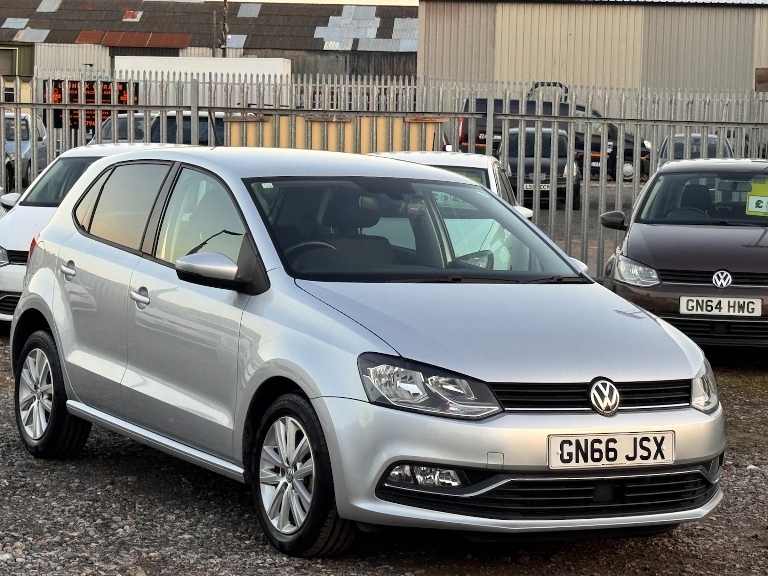 Used Volkswagen Polo 2016 for sale - 76157110: Photo 1