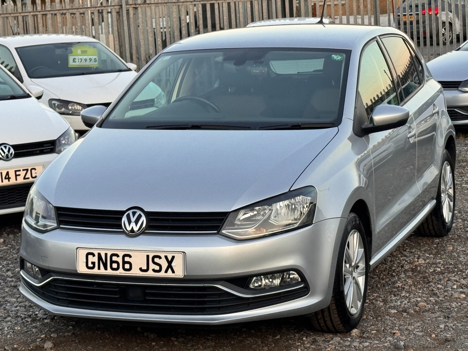 Used Volkswagen Polo 2016 for sale - 76157110: Photo 2