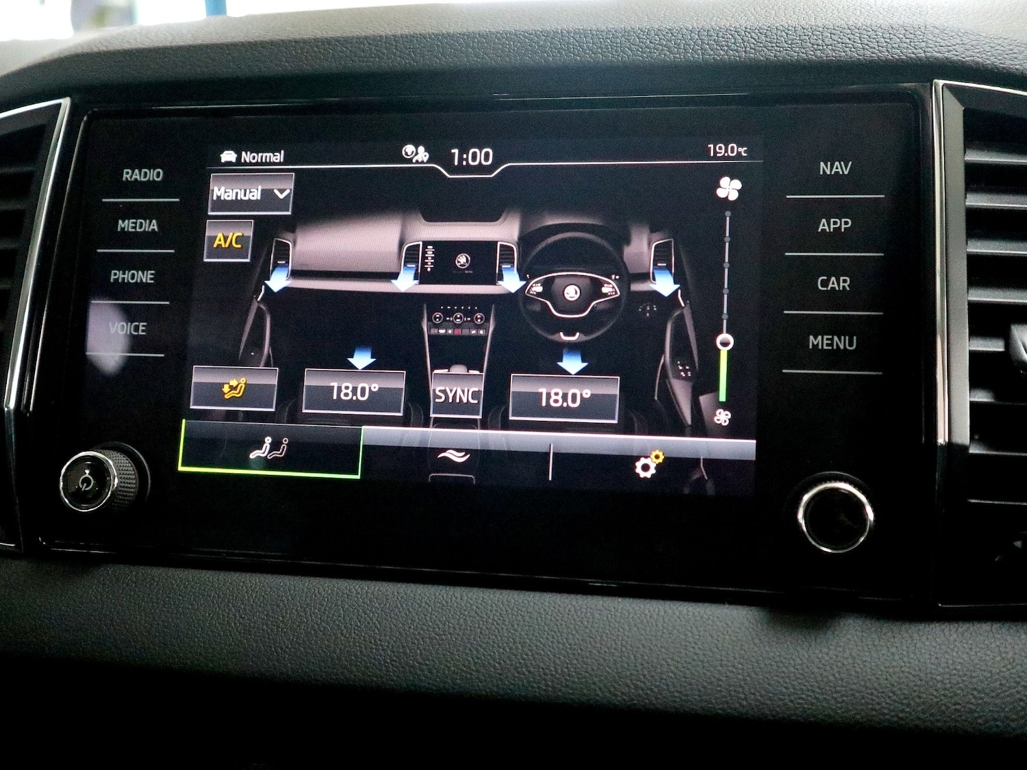 Used Skoda Karoq 2023 for sale - 76000437: Photo 36