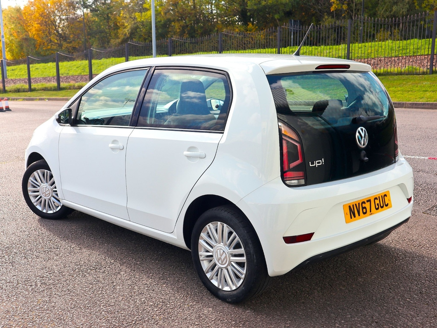 Used Volkswagen up! 2017 for sale - 76387445: Photo 2