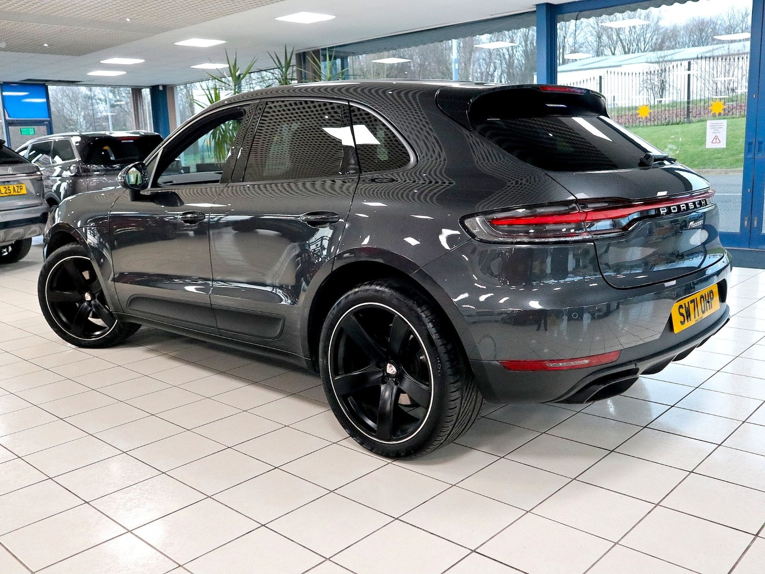 Used Porsche Macan 2021 for sale - 77129759: Photo 2