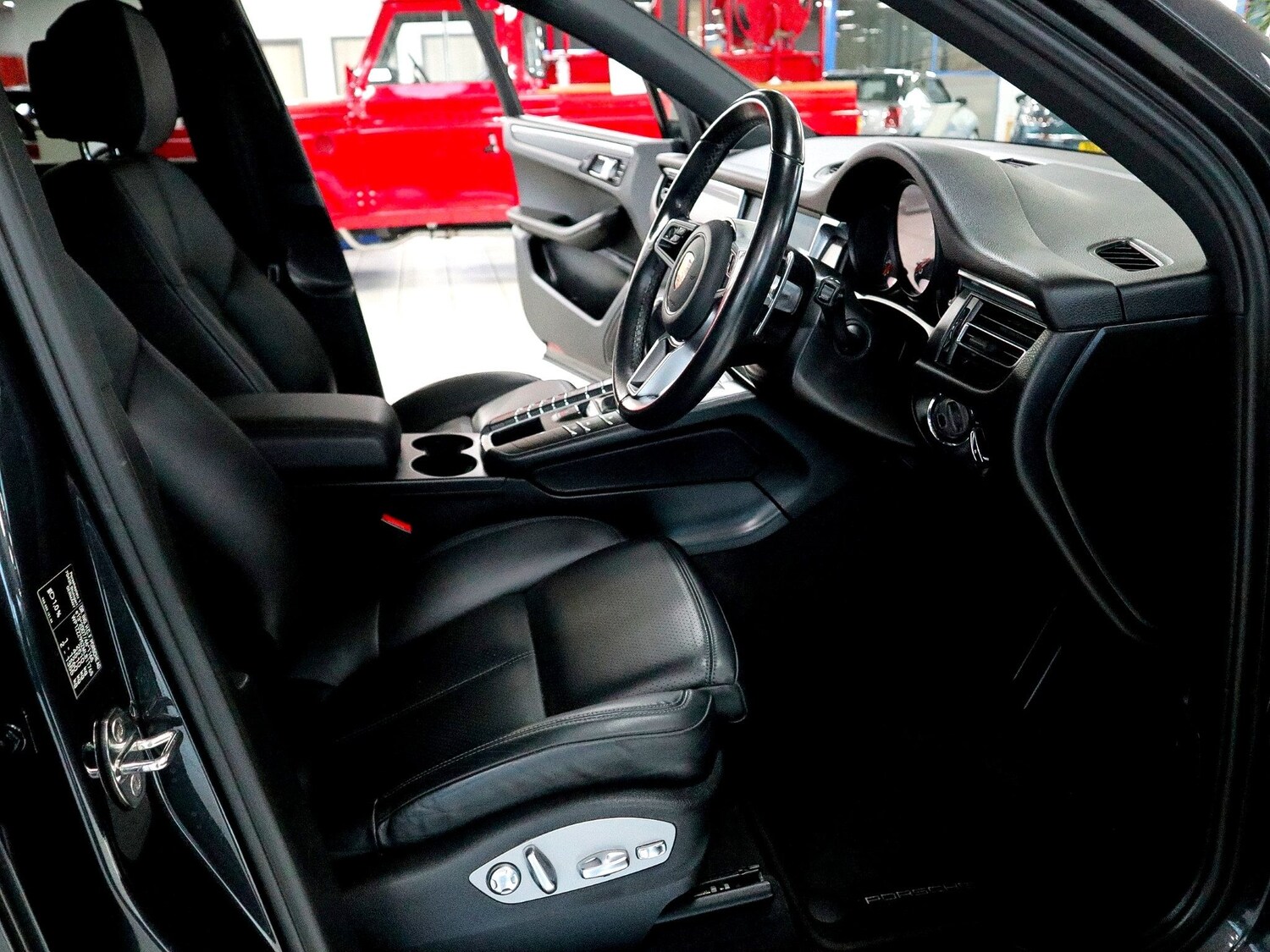 Used Porsche Macan 2021 for sale - 77129759: Photo 3