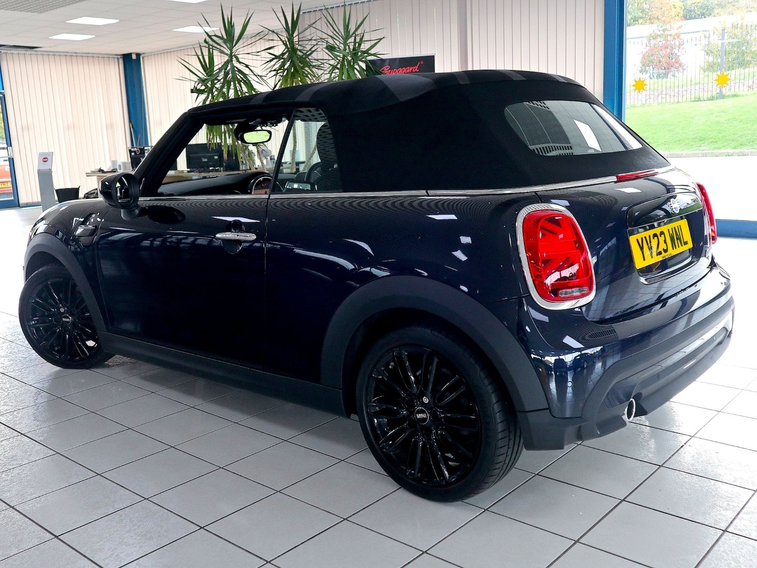Used MINI Convertible 2023 for sale - 76058330: Photo 2