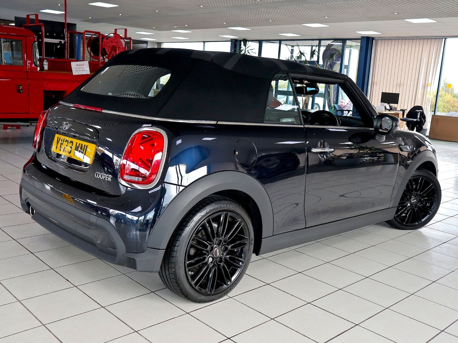 Used MINI Convertible 2023 for sale - 76058330: Photo 7