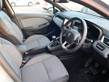 Used Renault Clio 2025 for sale - 76656409: Photo