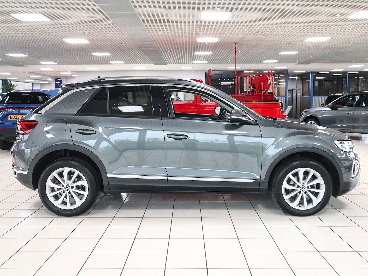 Used Volkswagen T-Roc 2023 for sale - 77303927: Photo 11